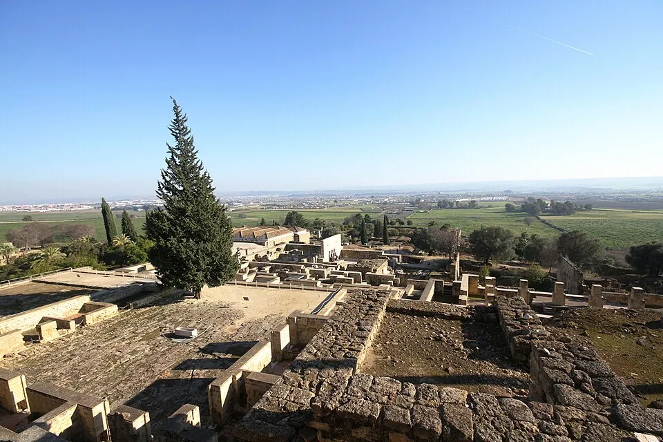 General view of Medina Azahara with the mountains behind.